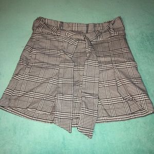 Forever 21 black and white pattern shorts